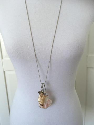 Gina bedeltjes schelpen hanger aan lange ketting beschikbaar voor biedingen