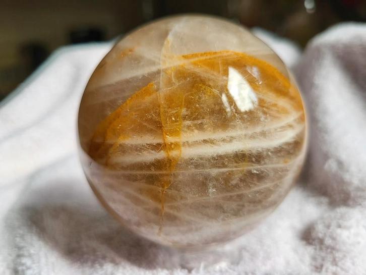 Bergkristal met limoniet, grote bol-Golden Heler, Verzamelen, Mineralen en Fossielen, Mineraal, Ophalen of Verzenden