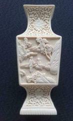 ivorine vaas Chinese voorstelling in gesneden relief, Antiek en Kunst, Ophalen of Verzenden
