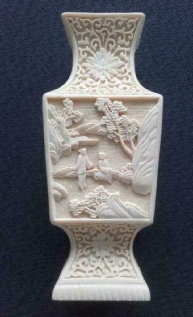 ivorine vaas Chinese voorstelling in gesneden relief, Antiek en Kunst, Kunst | Niet-Westerse kunst, Ophalen of Verzenden