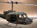 Corgi 1:48 huey bell uh Vietnam Oorlog, Overige merken, Helikopter, Ophalen of Verzenden, Zo goed als nieuw
