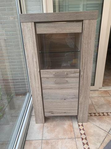Vitrinekast met verlichting beschikbaar voor biedingen