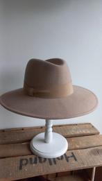 Prachtige hoed in mooie basiskleur beige/ zand, Kleding | Dames, Hoeden en Petten, Ophalen of Verzenden, Nieuw, 56 of 57 cm (M, 7 of 7⅛ inch)