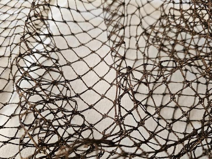 Oude Franse bruine VOILE voor hoeden / mesh tule mazen, Antiek en Kunst, Curiosa en Brocante, Ophalen of Verzenden