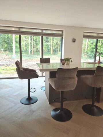 1 Nieuwe barkruk taupe velvet, draaibaar en verstelbaar beschikbaar voor biedingen