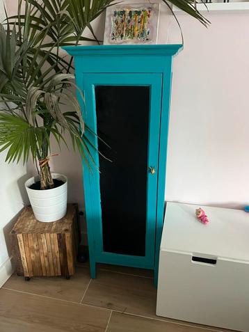 Turquoise kastje beschikbaar voor biedingen