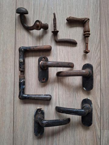 Oud deurbeslag  beschikbaar voor biedingen