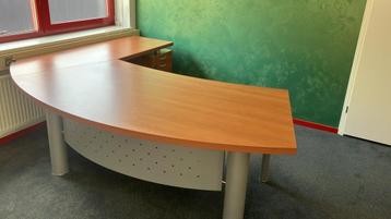 een zo goed als nieuwe houten bureau met bijpassende kast beschikbaar voor biedingen