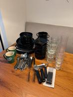 Keukenspullen uitzet: zwarte borden, bakjes, glazen, bestek, Huis en Inrichting, Ophalen, Zo goed als nieuw