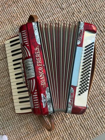 Accordeon beschikbaar voor biedingen