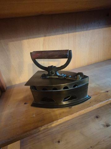 Antiek strijkijzer te koop beschikbaar voor biedingen