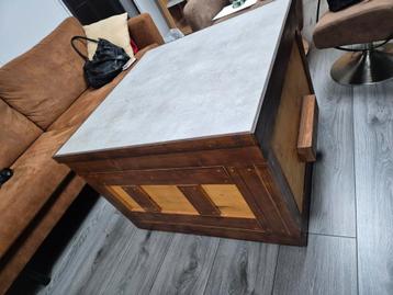 Robuuste salontafel met keramische plaat en lades beschikbaar voor biedingen