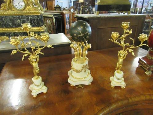 Oer 10543 ANTIEKE pendule set "kinderen dragen wereldbol", Antiek en Kunst, Antiek | Klokken, Ophalen