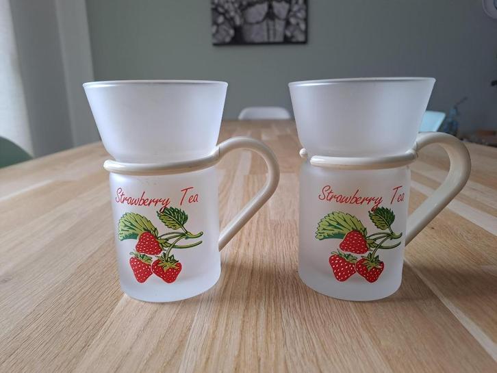 Set van 2 leuke vintage theeglazen, Huis en Inrichting, Keuken | Servies, Gebruikt, Glas of Glazen, Overige stijlen, Glas, Ophalen of Verzenden