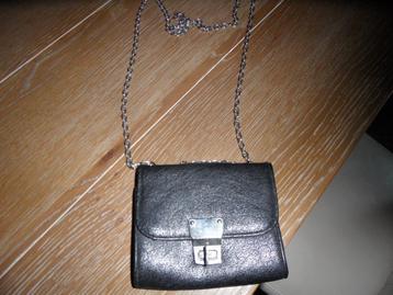 Leuk, zwart avondtasje met schakelketting beschikbaar voor biedingen