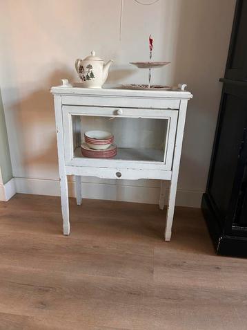 Brocante wit theekastje met glazen deur en los dienblad beschikbaar voor biedingen