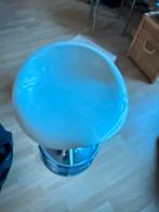 Moderne witte barkruk met metalen voet, Huis en Inrichting, Barkrukken, Ophalen, Kunststof, Gebruikt, In hoogte verstelbaar