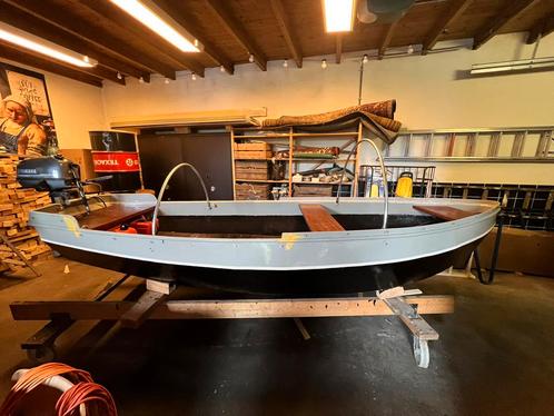 Opgeknapte stalen vis/roei boot, Watersport en Boten, Vis- en Consoleboten, Gebruikt, Tot 10 pk, 3 tot 6 meter, Benzine, Buitenboordmotor