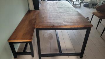 Eettafel met bankje beschikbaar voor biedingen