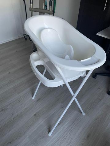Bebejou babybadje wit met standaard en badinzet beschikbaar voor biedingen