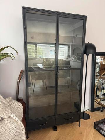Industriële metalen vitrinekast – 180 x 90 x 38 cm beschikbaar voor biedingen