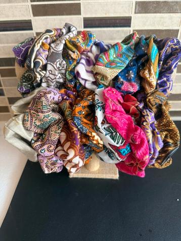 Handmade batik haarscruchie beschikbaar voor biedingen