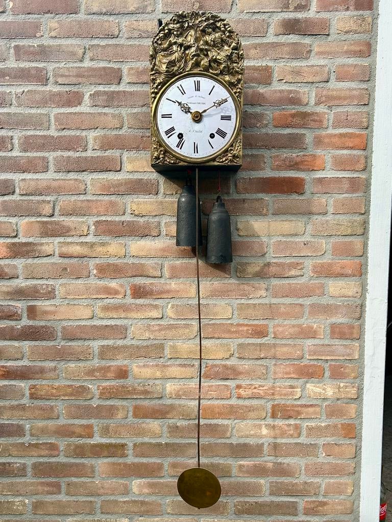 Kleine gereviseerde comtoise met jachttafereel, Antiek en Kunst, Antiek | Klokken, Ophalen of Verzenden