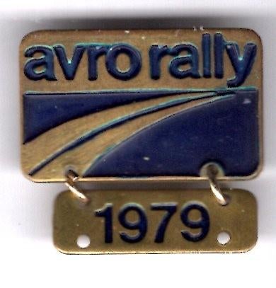 AVRO Rally 1979 koper broche ( V_243 ), Verzenden, Zo goed als nieuw, Sport, Speldje of Pin