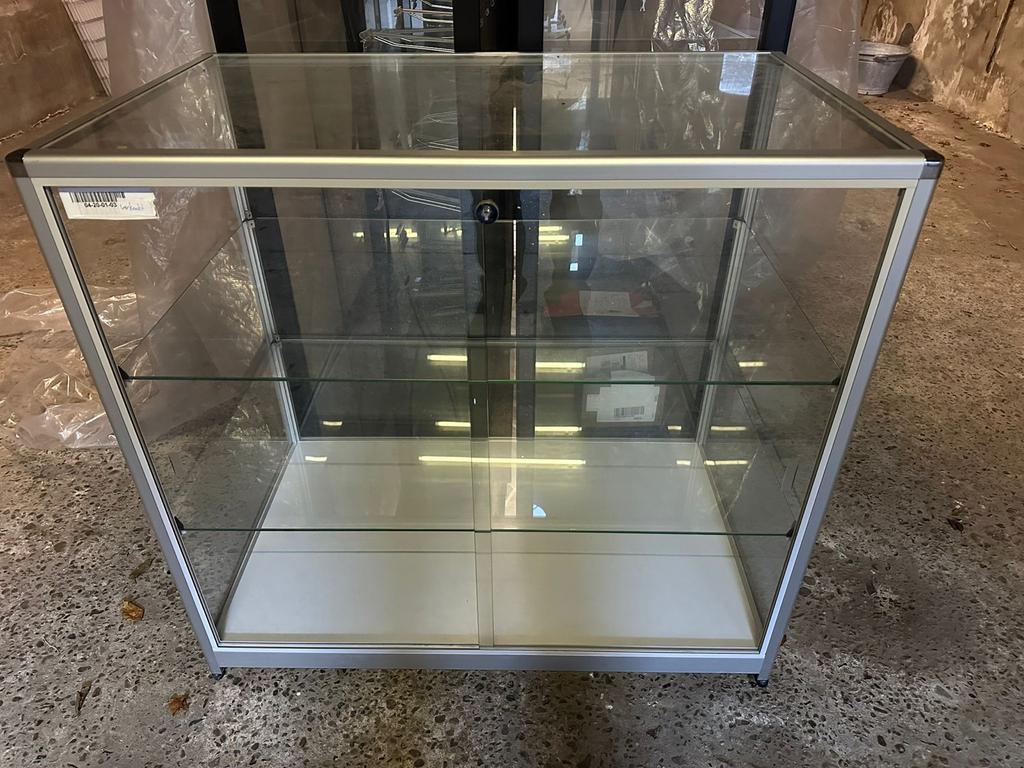 Glazen vitrinekast met schuifdeuren en slot, Gebruikt, 100 tot 150 cm, Ophalen of Verzenden, Glas