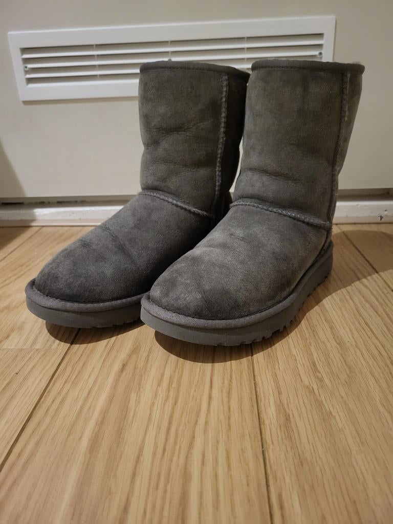 UGG classic short Grey suède 38, UGG, Verzenden, Lage of Enkellaarzen, Zo goed als nieuw