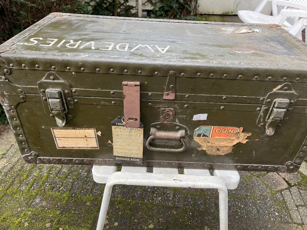 Oude metalen legerhutkoffer reiskoffer scheepskist militair, Ophalen