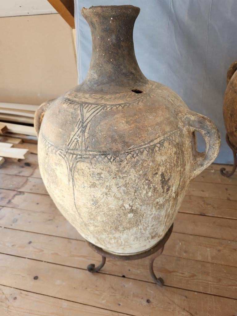 Twee amphora aardewerken vazen met handvatten en decoratie, Ophalen