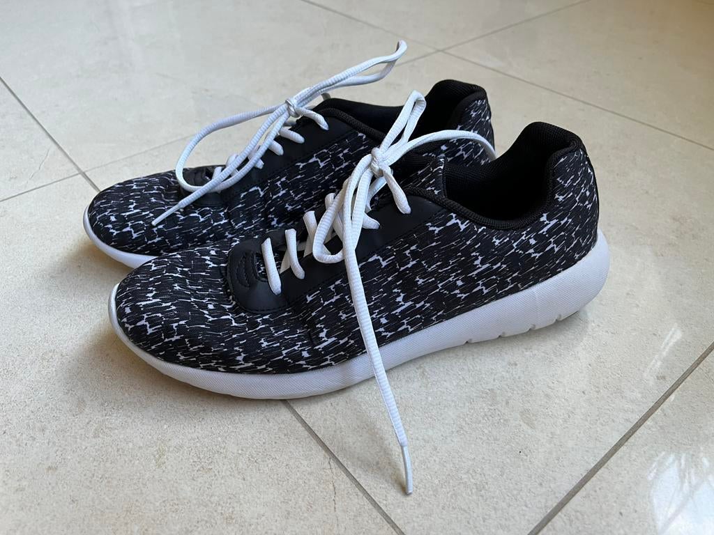 H&M Divided lichtgewicht sneakers zwart wit mt. 39, Zwart, Ophalen of Verzenden, Sneakers of Gympen, Zo goed als nieuw