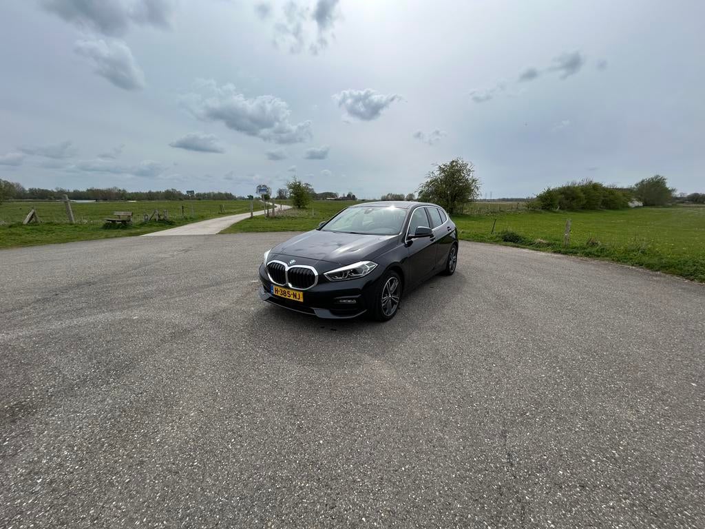 BMW 1-Serie 118i Aut. High Executive Edition, Zwart, Particulier, 3 cilinders, Bluetooth
