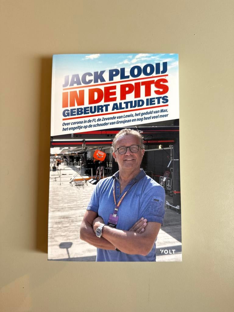 Jack Plooij - In de pits gebeurt altijd iets, Boeken, Ophalen of Verzenden, Zo goed als nieuw, Jack Plooij