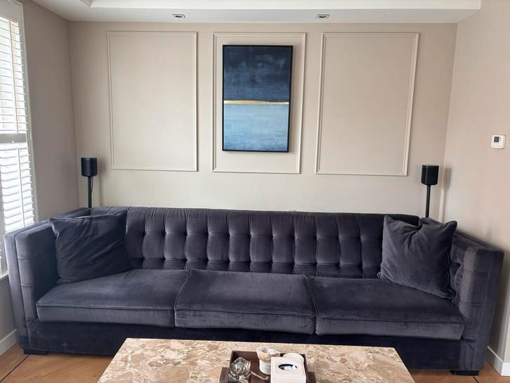 Rofra Home - Grijze Velvet Stoffen Bank - Zo Goed als Nieuw, Huis en Inrichting, Banken | Bankstellen, Zo goed als nieuw, Rechte bank