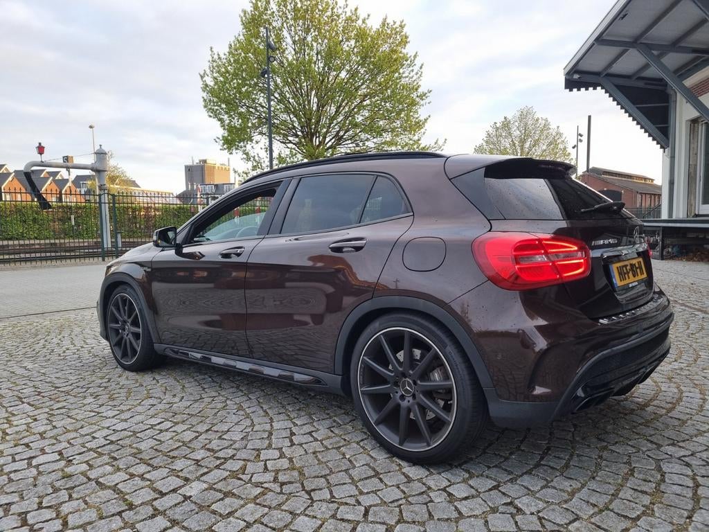 Mercedes-Benz GLA-klasse AMG 45 4M 2017 - PANO CARPLAY 381PK, Automaat, Zwart, 4 cilinders, Bruin