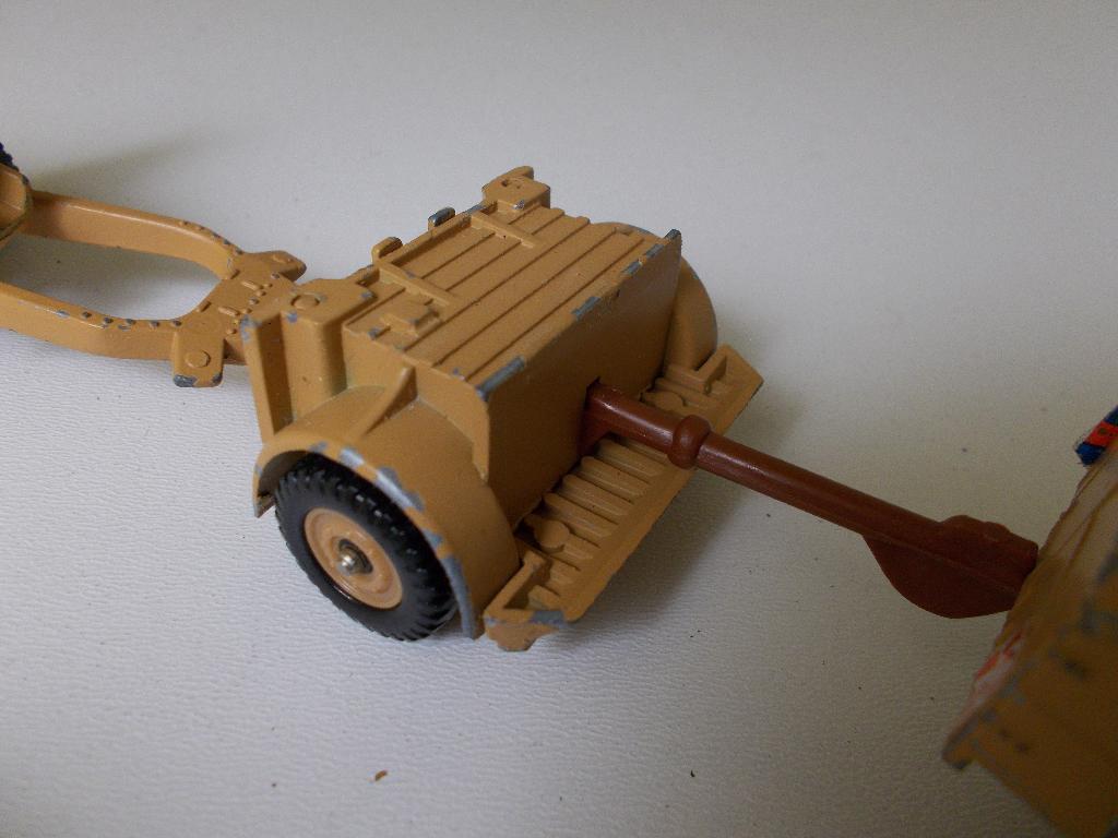 1979 Corgi Toys 909 QUAD TRACTOR + AMMUNITION TRAILER + GUN, Hobby en Vrije tijd, Modelauto's | 1:32, Ophalen of Verzenden, Gebruikt