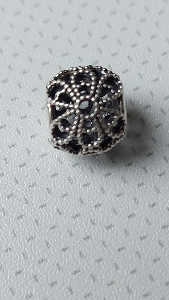 Originele Pandora zilveren bedel opgewerkte bloemen  bloem, Sieraden, Tassen en Uiterlijk, Bedels, Pandora, Nieuw, Ophalen of Verzenden