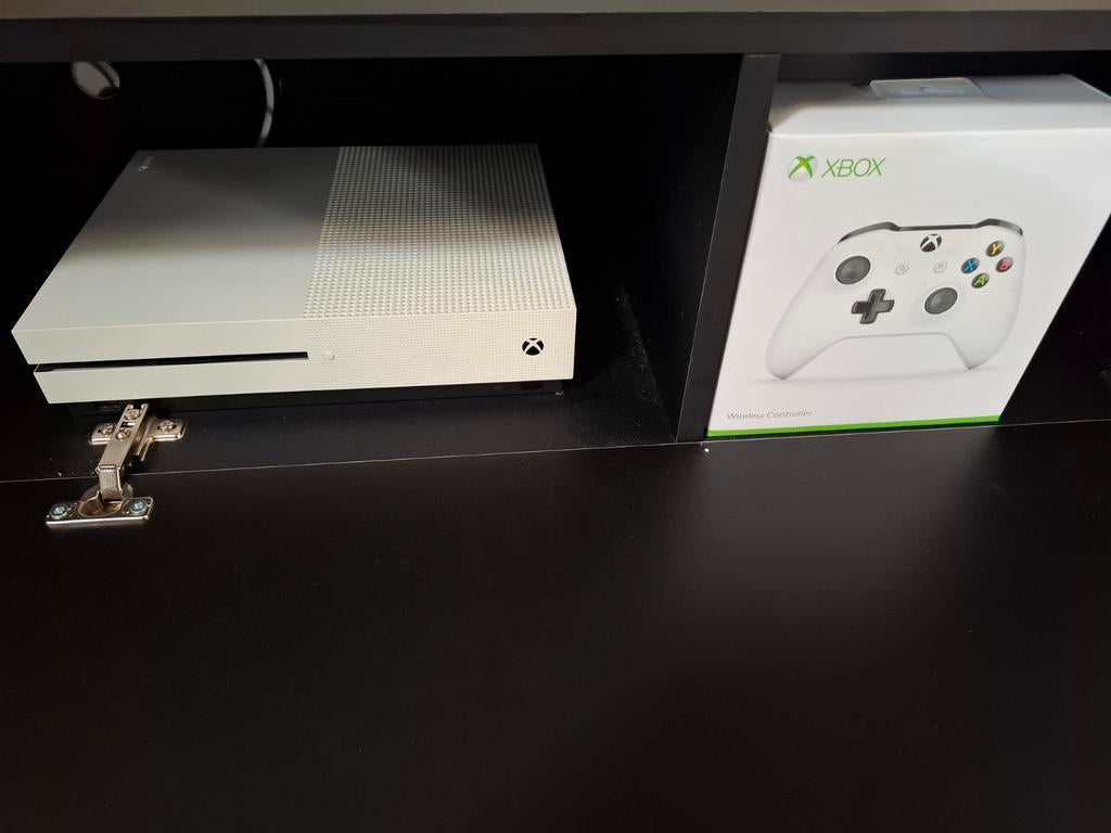 Xbox One S met controller en oplaadstation, Ophalen of Verzenden, Zo goed als nieuw