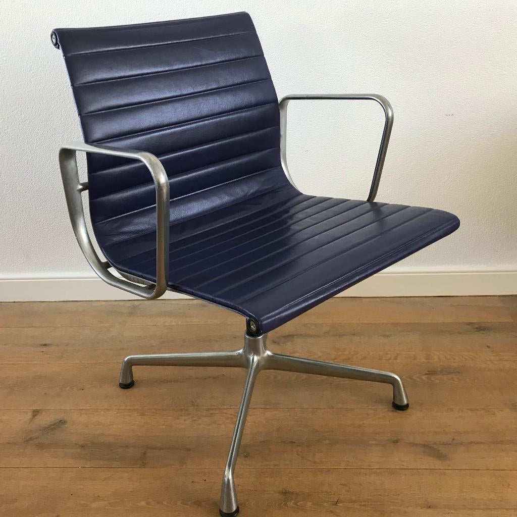 set 8 Vitra EA 108 EA108 stoel paars leer aluminium, Huis en Inrichting, Stoelen, Gebruikt, Overige kleuren, Leer, Ophalen of Verzenden