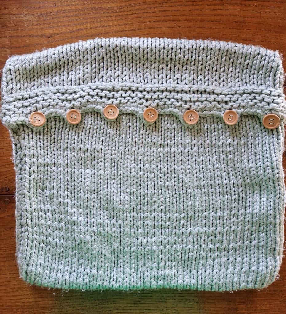 Gebreide mintgroene kussenhoes 40x40 cm met houten knopen, Huis en Inrichting, Ophalen of Verzenden, Nieuw, Groen, Vierkant