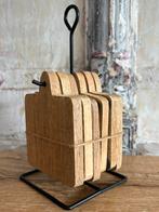 Metalen rekje met onderzetters van hout - stoer sober, Ophalen of Verzenden, Glas of Kopje