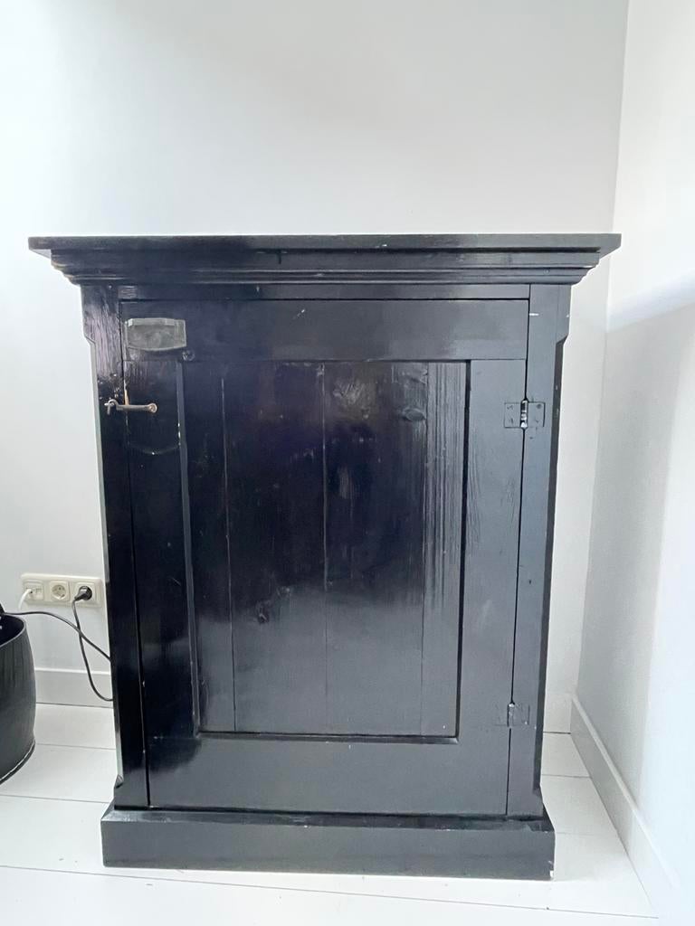 Brocante zwart ééndeurskastje, Ophalen