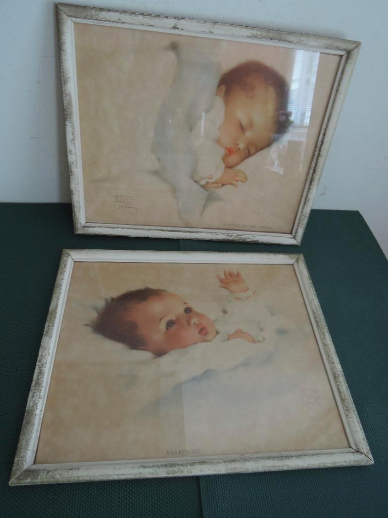 Twee ouderwetse lijsten met babyprenten van Bessie Peage, Huis en Inrichting, Minder dan 50 cm, Overige typen, Ophalen of Verzenden