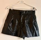 Zara Zwarte Faux Leren korte Broek - Maat S, Kleding | Dames, Zwart, Ophalen of Verzenden, Zo goed als nieuw, Maat 34 (XS) of kleiner