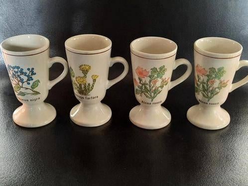 vintage koffiemokken - bekers op voet , set van 4, Keramiek, Ophalen of Verzenden, Zo goed als nieuw, Overige stijlen