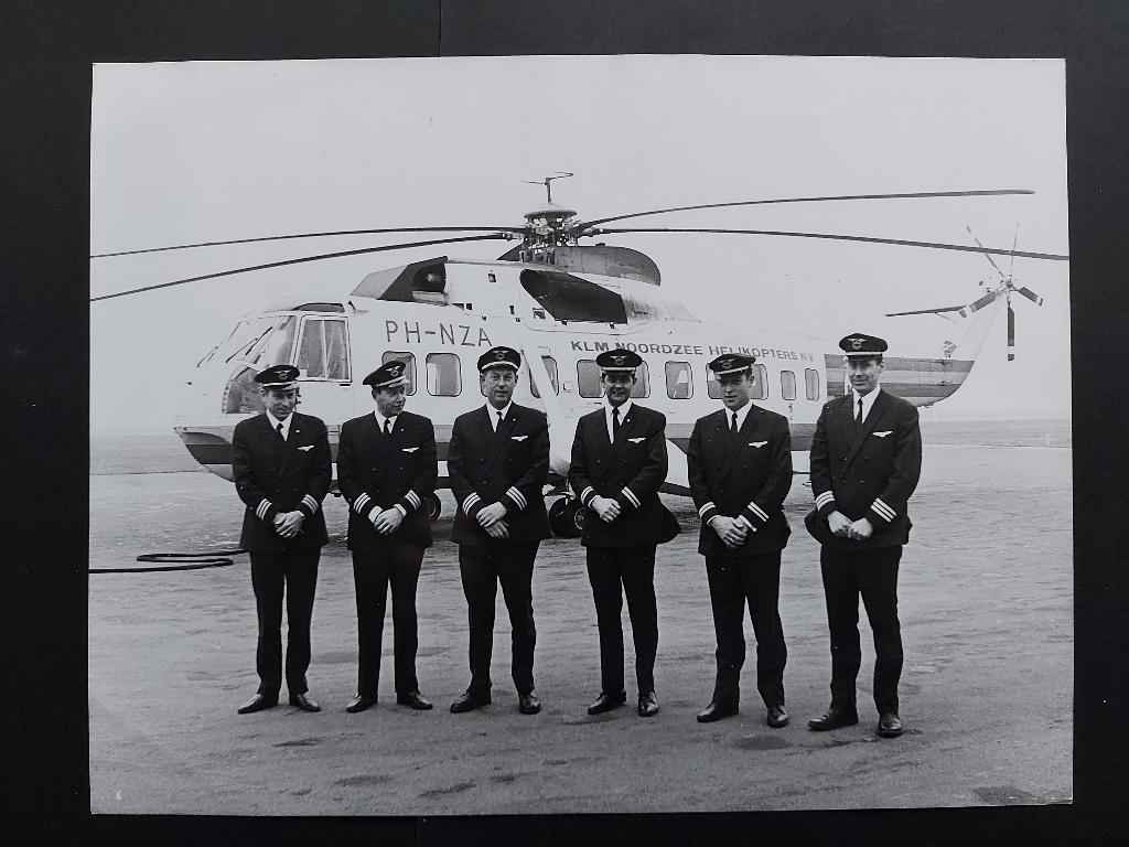 Foto van een KLM Helikopter de PH-NZA met bemanning (F1011), Ophalen of Verzenden, Gebruikt, Kaart, Foto of Prent