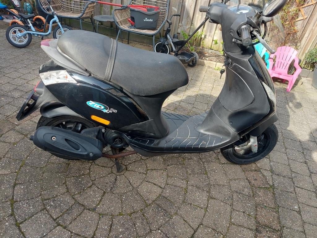 Piaggio Zip 25 km/u zwart, Fietsen en Brommers, Scooters | Piaggio, Ophalen, Gebruikt, Zip, Benzine