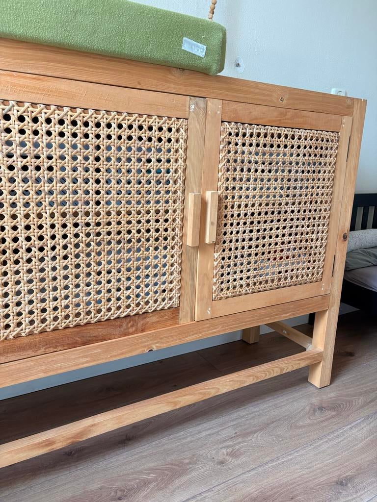 Houten dressoir met rotan deuren, Ophalen, Gebruikt, 100 tot 150 cm, 25 tot 50 cm